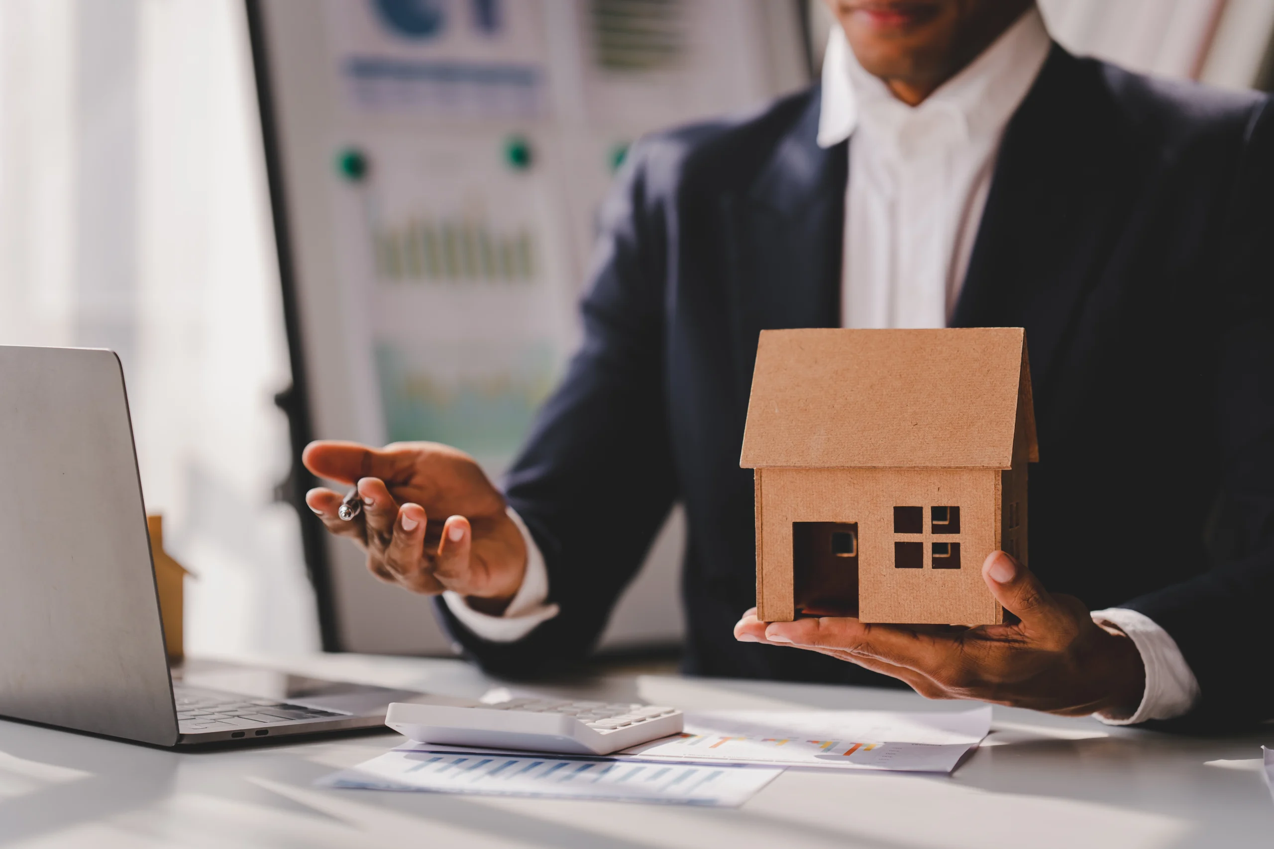 Conseiller présentant un projet immobilier
