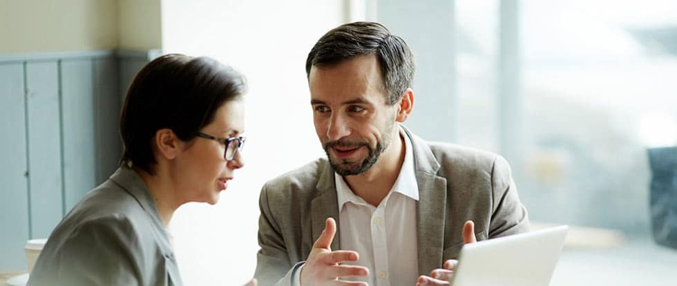 Conseiller accompagnant une cliente